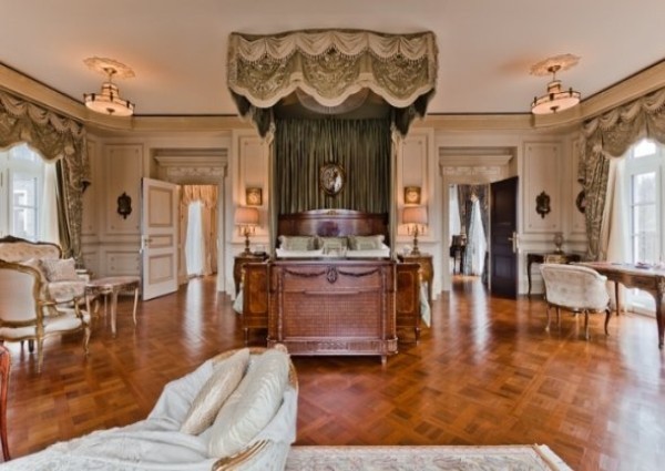 Biệt thự có sáu phòng ngủ, mỗi phòng được trang trí rất cầu kỳ bằng các rèm vải sang trọng.